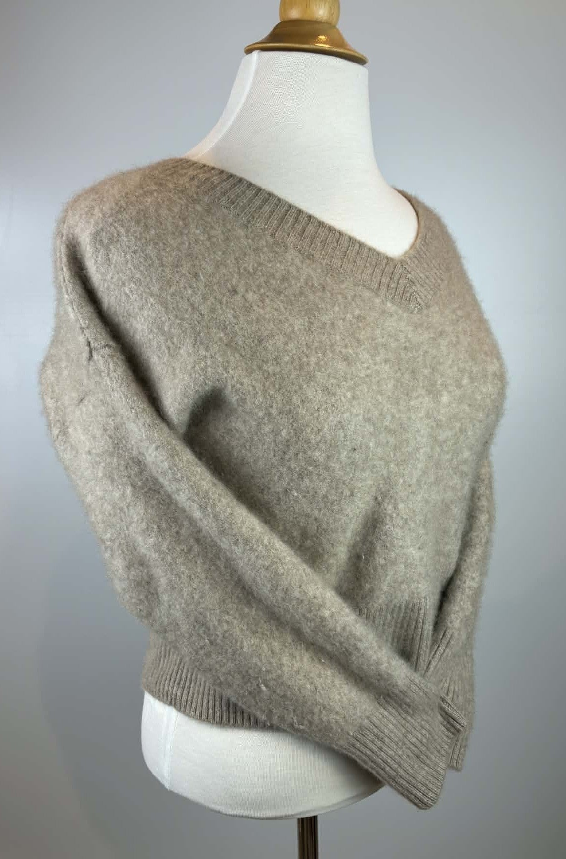 Club Monaco 100% Cashmere V-Neck Sweater – Size Medium