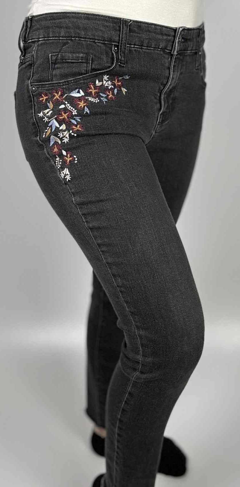 Mossino Black Embroidered Skinny Jeans – Size 6 (No Tag)