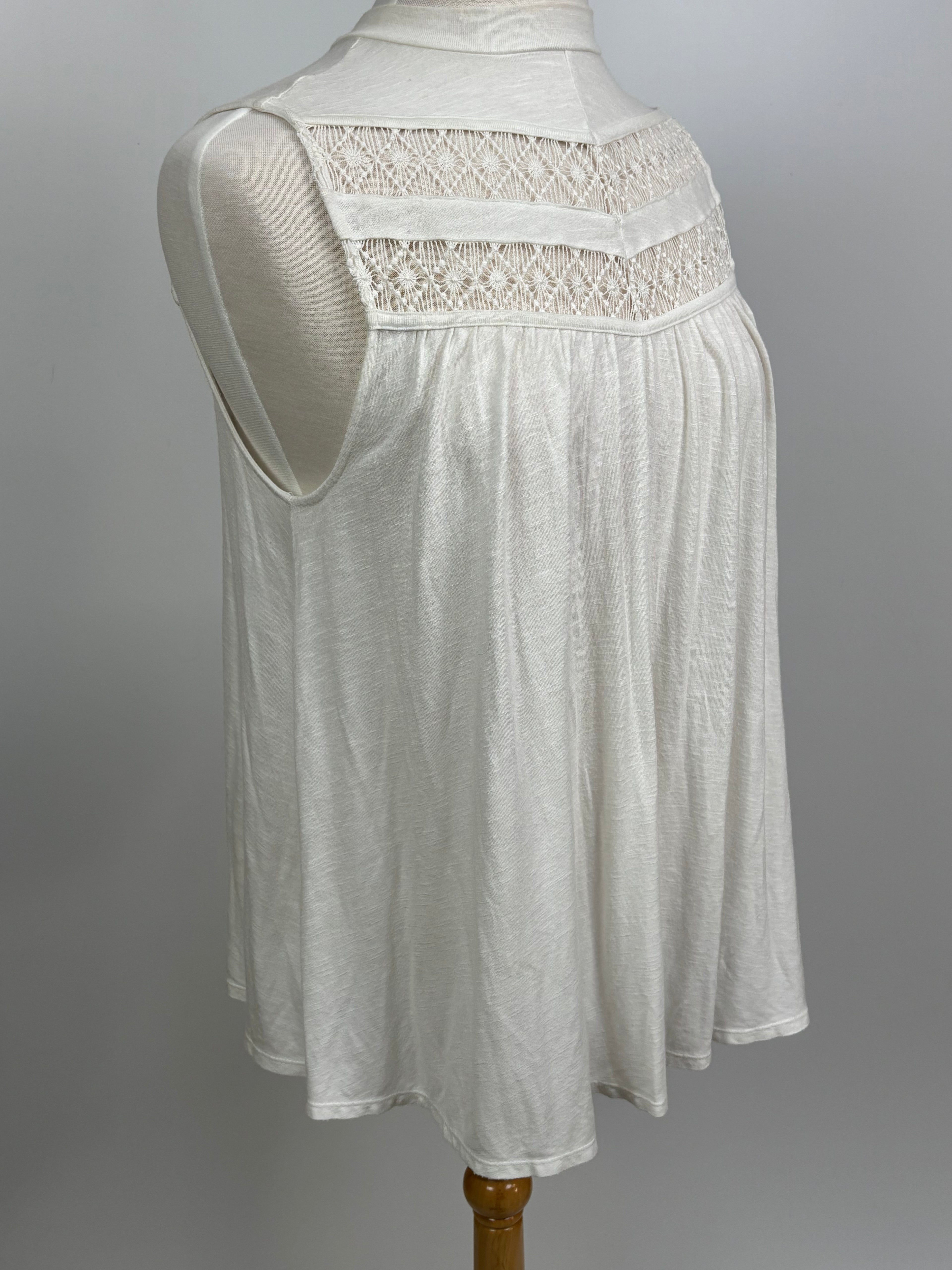 APT.9 White Sleeveless Top with Front Lace Paneling – Size Medium