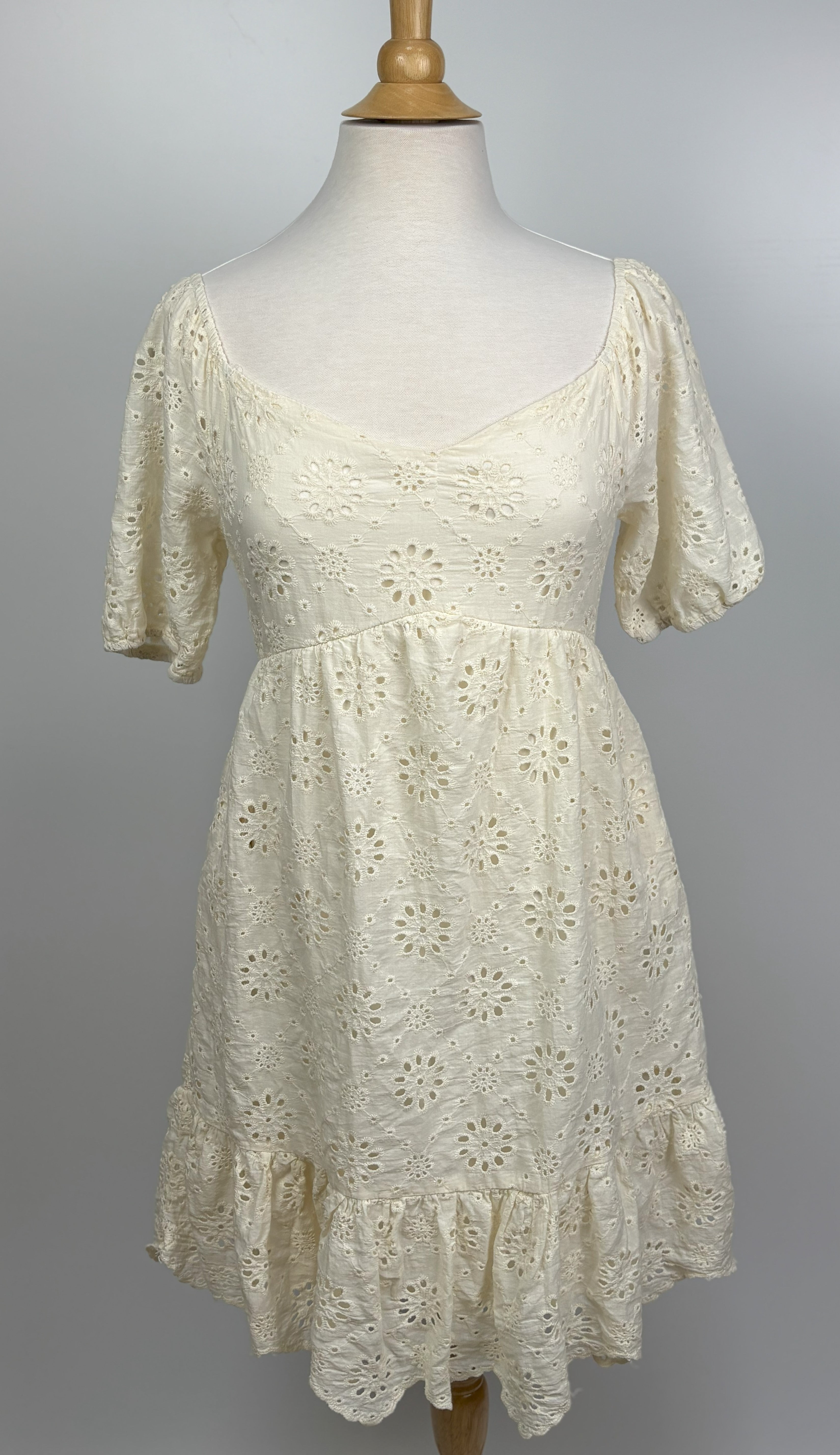 Ryan Michelle Cream Eyelet Lace Short Dress – Size Large