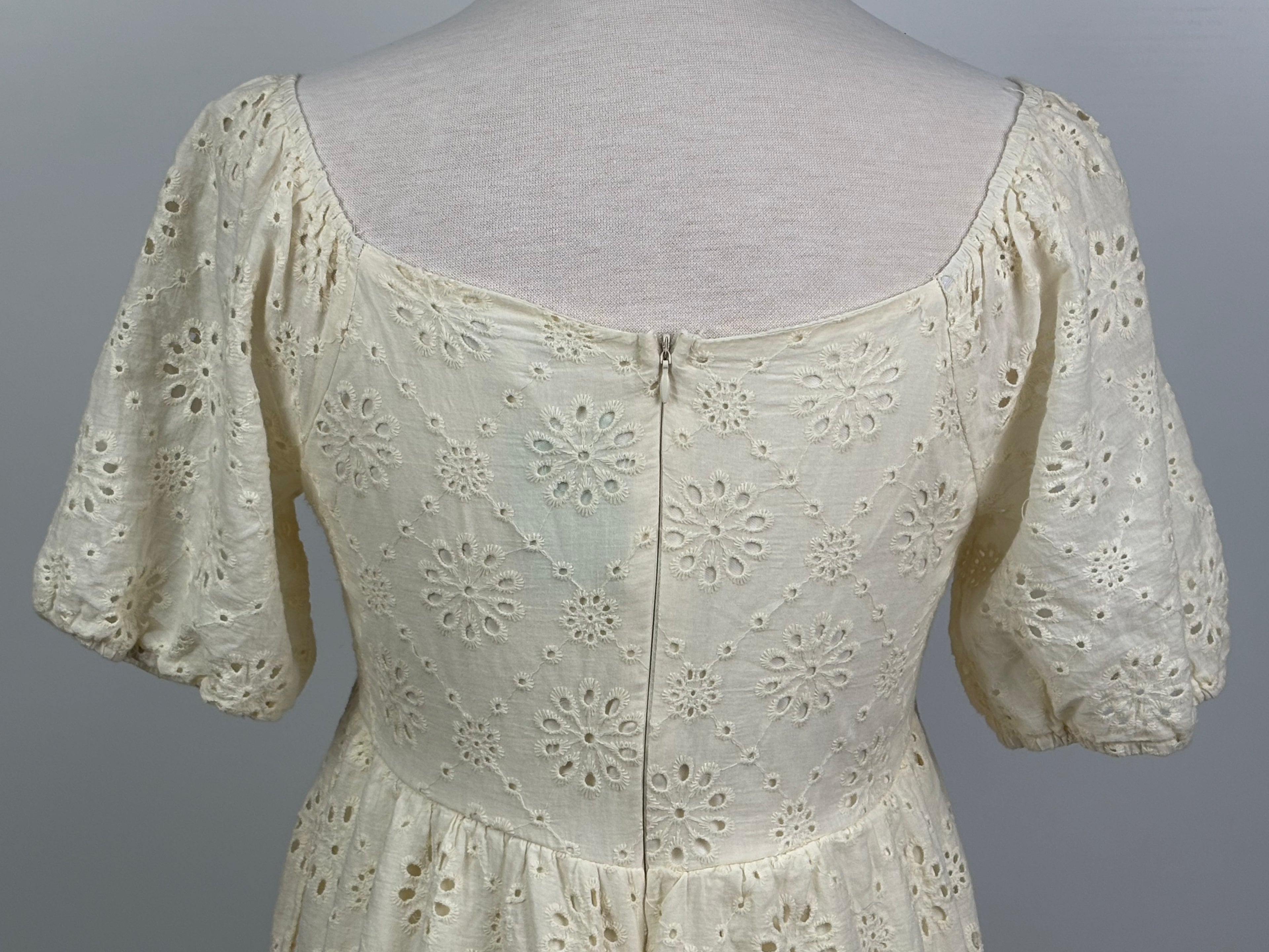 Ryan Michelle Cream Eyelet Lace Short Dress – Size Large